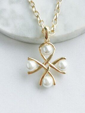 💞💞💖 Kendra Scott Everleigh Pendant Necklace. Gold White Pearl